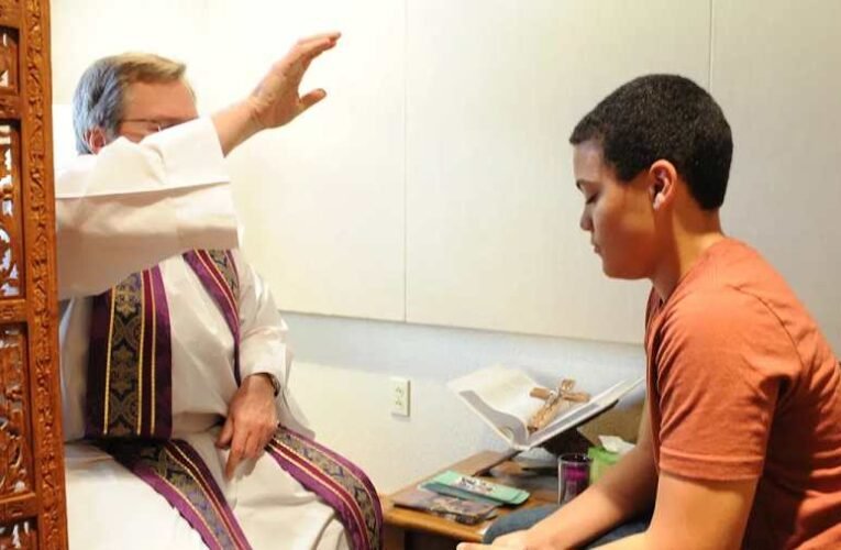 Össztűz a gyónás ellen