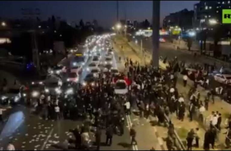 Izrael: ultraortodox tüntetők zárták el az autópályát Tel-Aviv közelében (videók)