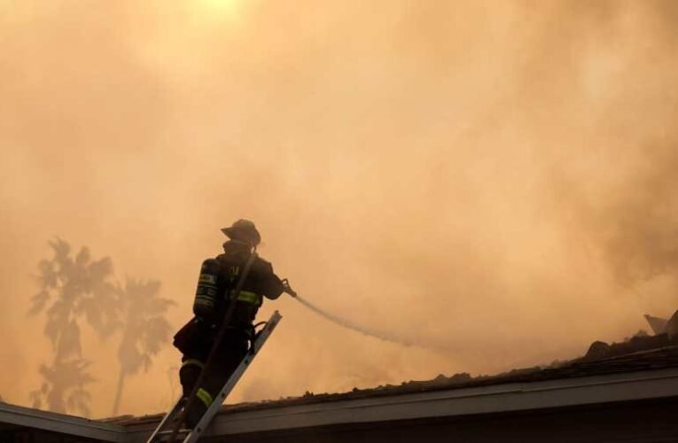 Los Angeles körzetében további kötelező kitelepítést rendeltek el a lakott területet fenyegető bozóttüzek miatt