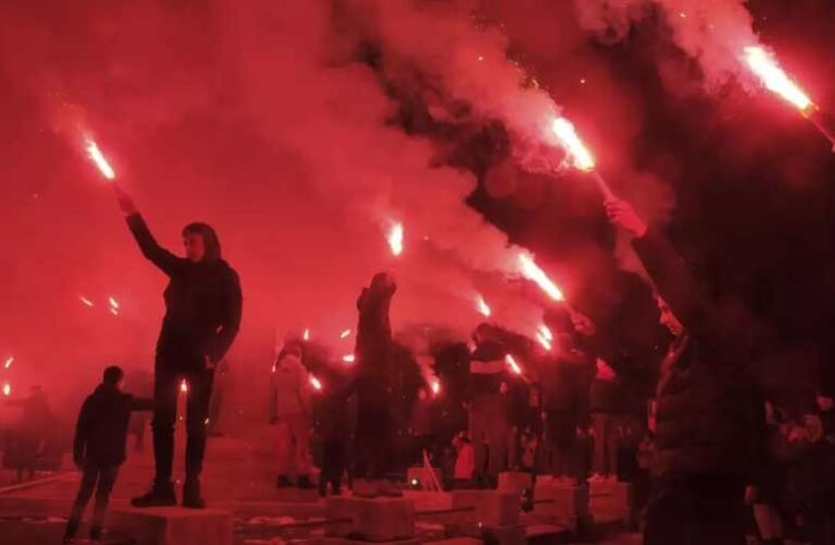 Tömegtüntetés Montenegróban, a belügyminiszter lemondását követelik