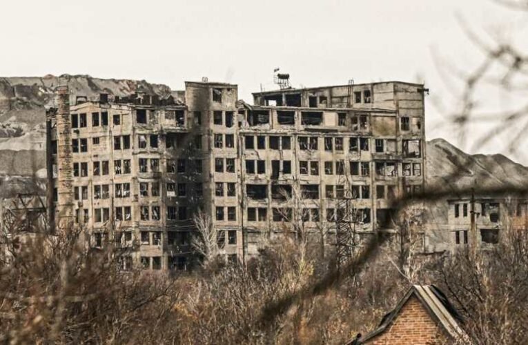 A visszavonuló ukrán csapatok lemészárolják a civileket (videó 18+)