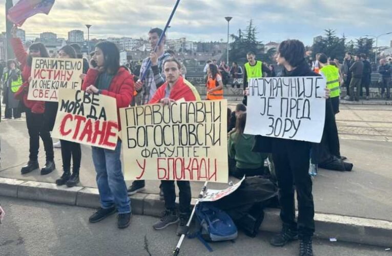 Ellenzéki tüntetők bénították meg a szerb fővárost