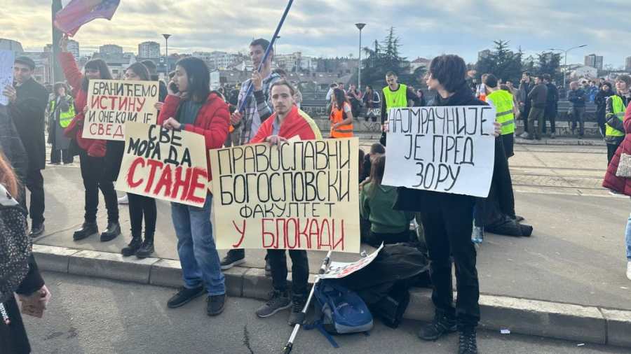 Kiemelt képen: tüntető fiatalok Belgrádban / Fotó: RTS / Nikolina Rakić