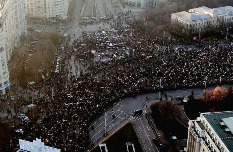 Russia Today: Ezrek tüntetnek a NATO-államban a puccs ellen