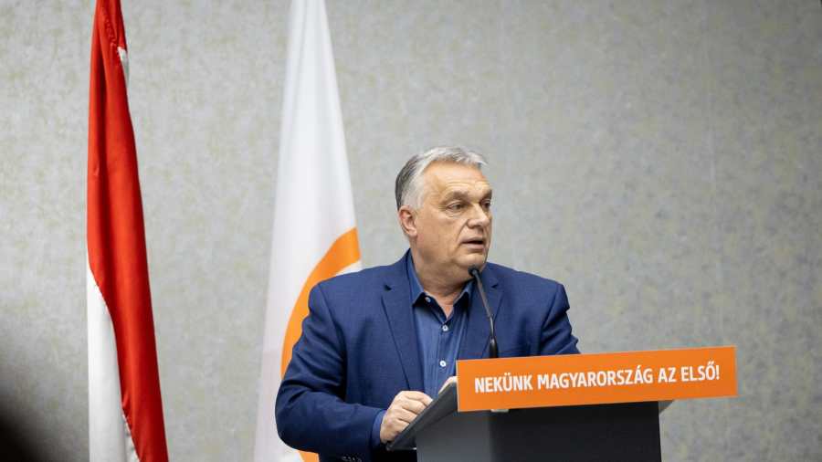 Kiemelt kép: A Miniszterelnöki Sajtóiroda által közreadott képen Orbán Viktor miniszterelnök, a Fidesz elnöke beszédet mond a Fidesz és a KDNP kihelyezett frakcióülésén Balatonfüreden 2025. február 18-án (Fotó: MTI/Miniszterelnöki Sajtóiroda/Fischer Zoltán)