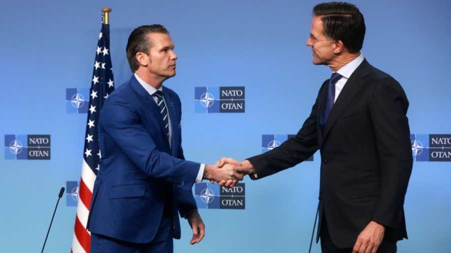 Kiemelt képen: Pete Hegseth amerikai védelmi miniszter (b) és Mark Rutte NATO-főtitkár kezet fog a NATO-tagországok védelmi minisztereinek tanácskozásán tartott sajtóértekezletükön Brüsszelben 2025. február 13-án / Fotó: MTI/EPA/Olivier Hoslet