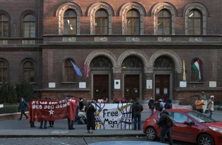 Antifasiszták tüntetnek a Fővárosi Törvényszék előtt