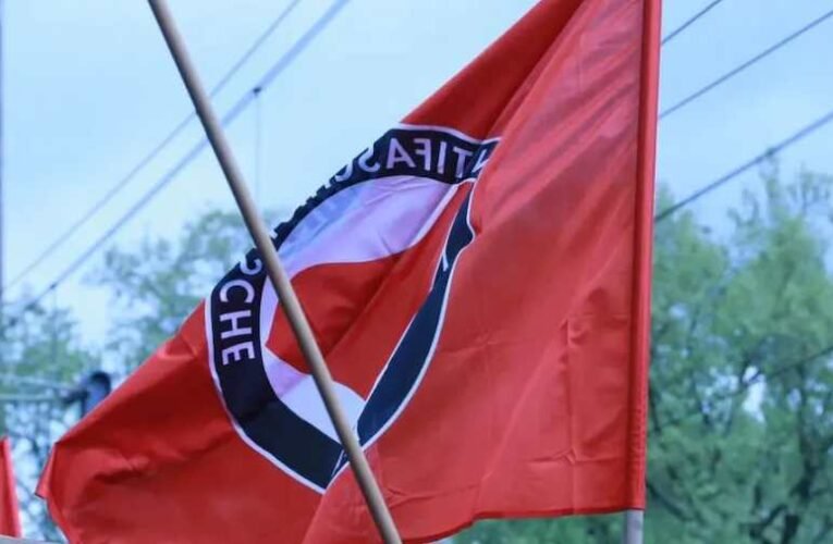 Magyar és német katonák sírjait gyalázta meg az Antifa (képek)