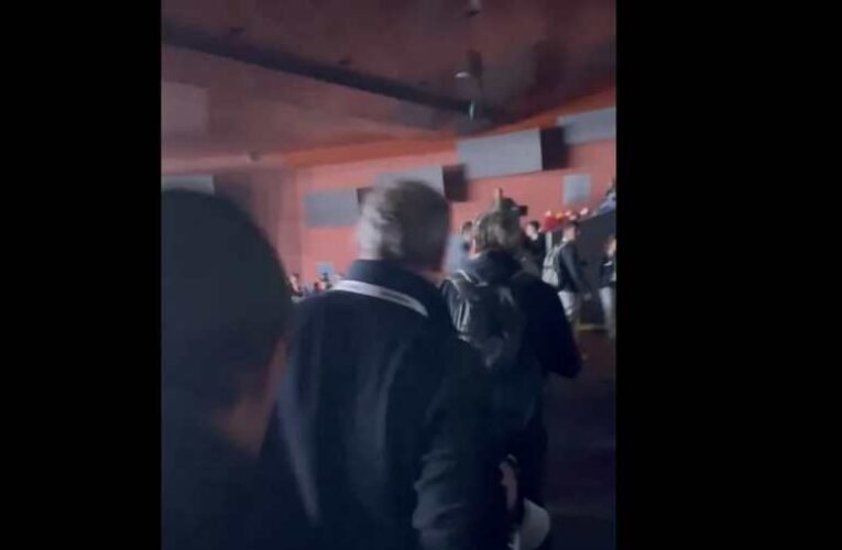 Egy félmeztelen antifa nő zavarta meg a Patrióták madridi csúcstalálkozóját (videó)