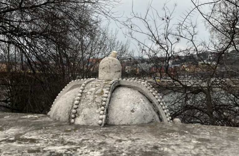 Megint letörték a kereszteket a Szent Koronát ábrázoló szobrokról a Margit hídon