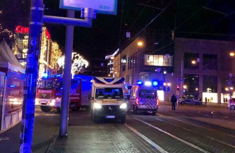 Újabb merénylet Németországban: Autó hajtott az emberek közé, többen megsérültek Münchenben