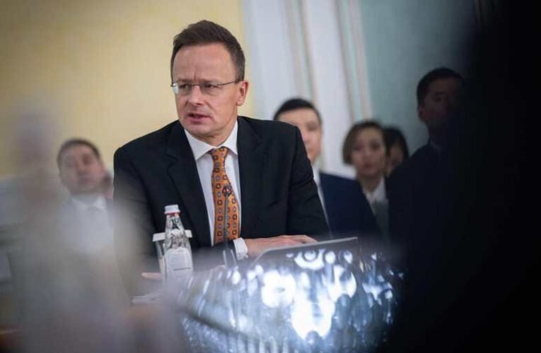 Szijjártó Péter: háborúpárti vezetők ülnek össze Párizsban, hogy megakadályozzák az ukrajnai békét