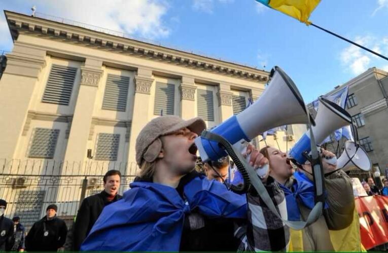 Zelenszkij készen áll arra, hogy saját népére lövessen
