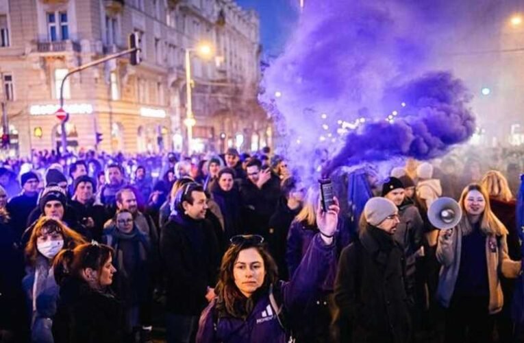 A gyülekezési törvény módosítása ellen tüntetett a Momentum, balhé a parlamentben