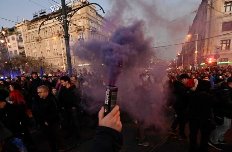 A rendőrség szerint jogellenes demonstráció zajlott a Margit-hídon, három embert őrizetbe vettek