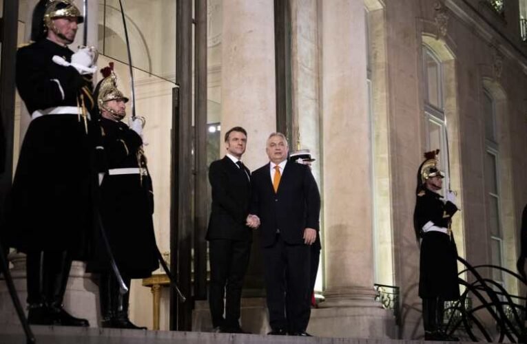 Emmanuel Macron Párizsba hívta az európai hadseregek vezetőit, majd együtt vacsorázott Orbán Viktorral
