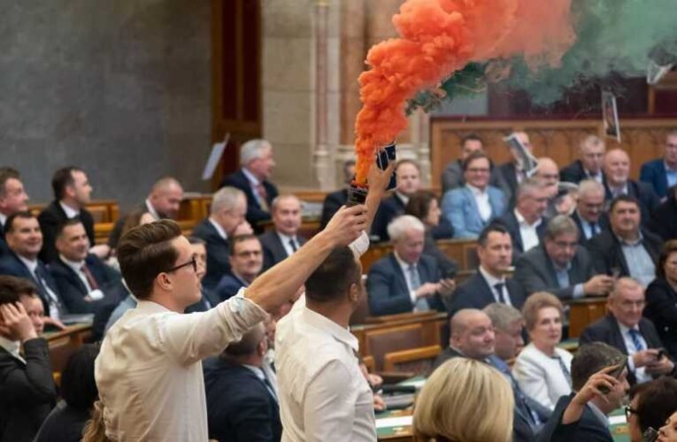 Pridepárti erőszak! Gyújtogatás az ülésteremben (videó)