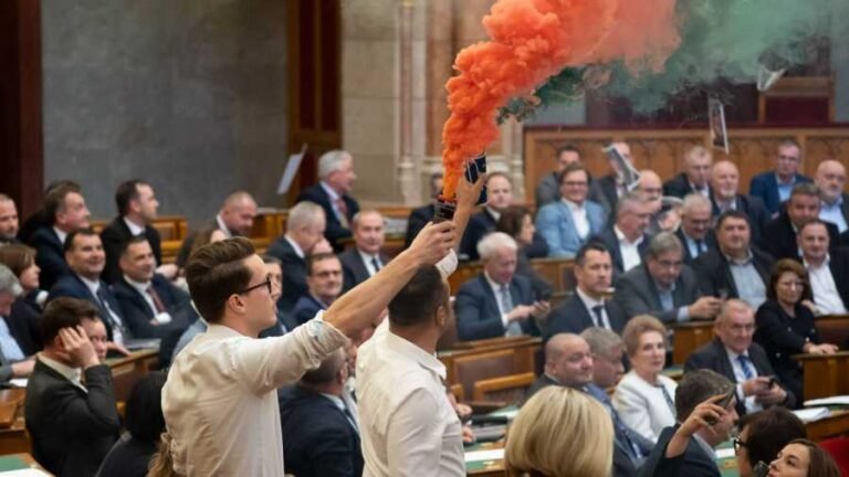 Kiemelt kép: A Momentum rendbontása az Országgyűlésben (Fotó: MTI/Bodnár Boglárka)