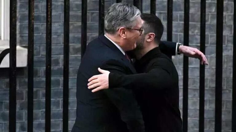 A fényképen Keir Starmer brit miniszterelnök magához öleli Volodimir Zelenszkij ukrán elnököt Londonban, 2025. március 1-én.