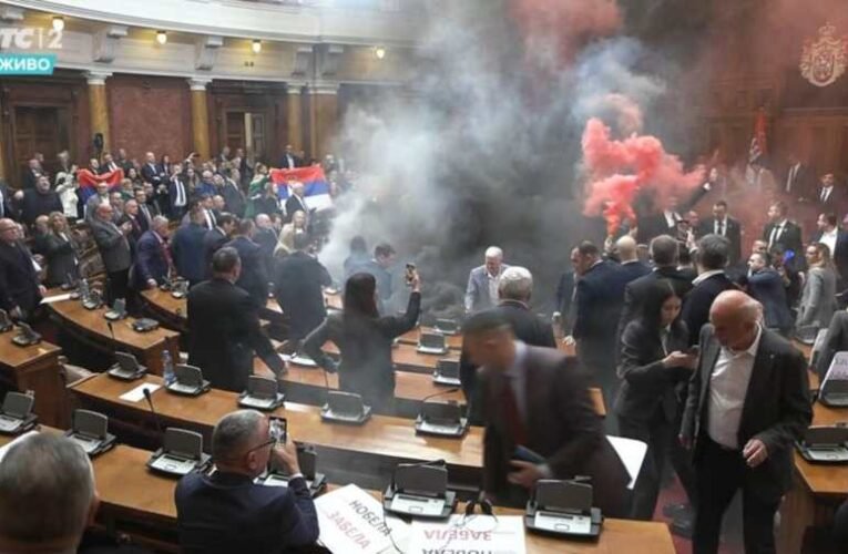 Káosz a szerb parlamentben: füstbombák, verekedés és vízzel leöntött házelnök (videó)
