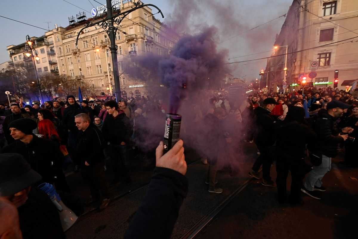 A Momentum felhívására a gyülekezési jog módosítása ellen tüntetõk, miután a Parlament előtti Kossuth térrõl átvonultak a Margit hídra 2025. március 18-án (Fotó: MTI/Szigetváry Zsolt)