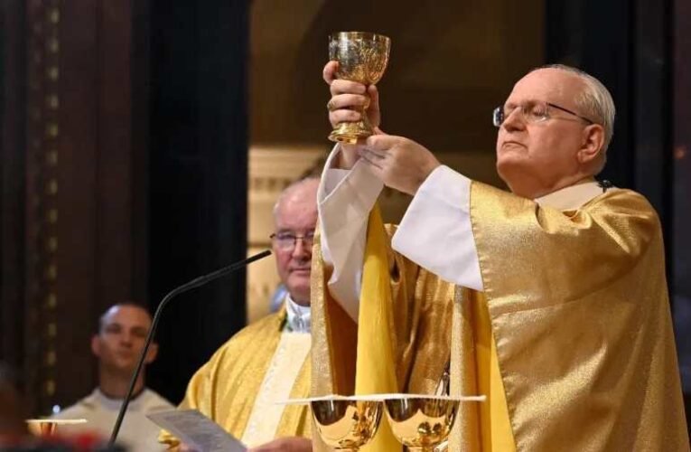 Aljas jobbikos támadások az egyház ellen – most Erdő Pétert gyalázzák a proli, náci-kommunisták