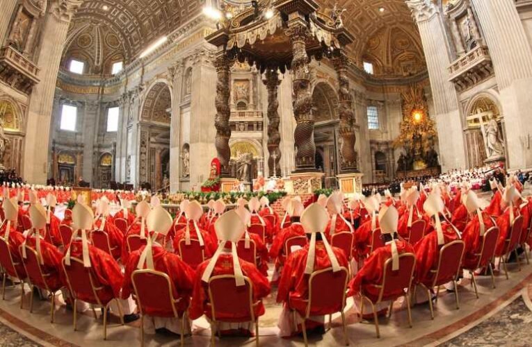 Pár perc lesz, vagy három esztendő? Indul a konklávé, Erdő Péter is esélyes a pápai trónra