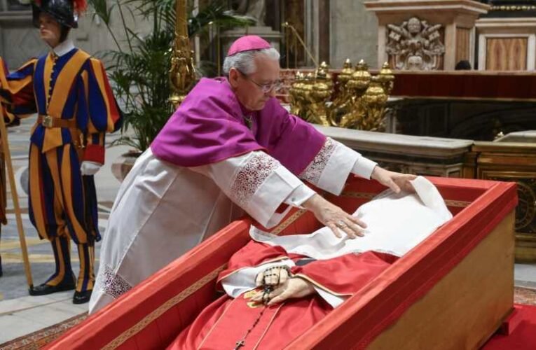 Utolsó útjára kísérik Krisztus földi helytartóját (élő közvetítés)