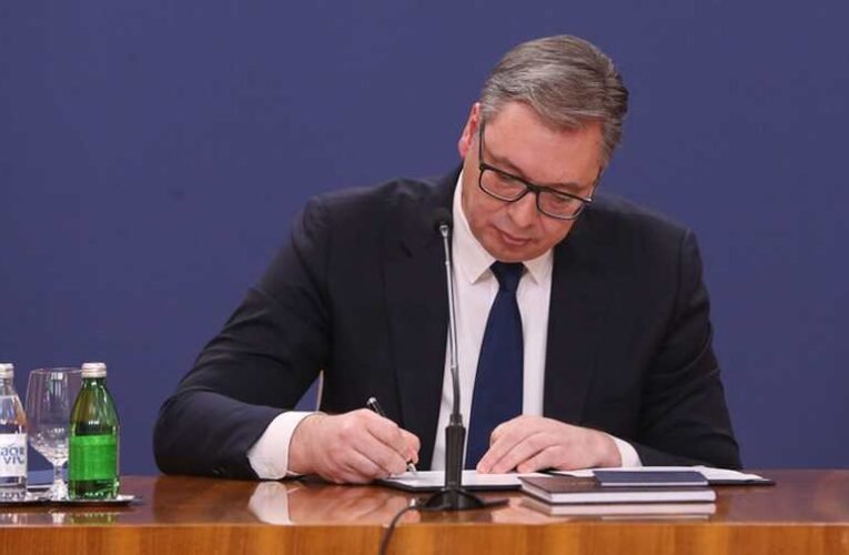 Az EU zsarolja a szerb államfőt