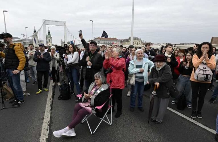 Az anarchisták délután ötkor folytatják a rendzavarást az Erzsébet hídon