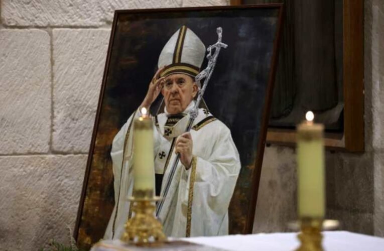 Szélütés és szívelégtelenség okozta Ferenc pápa halálát