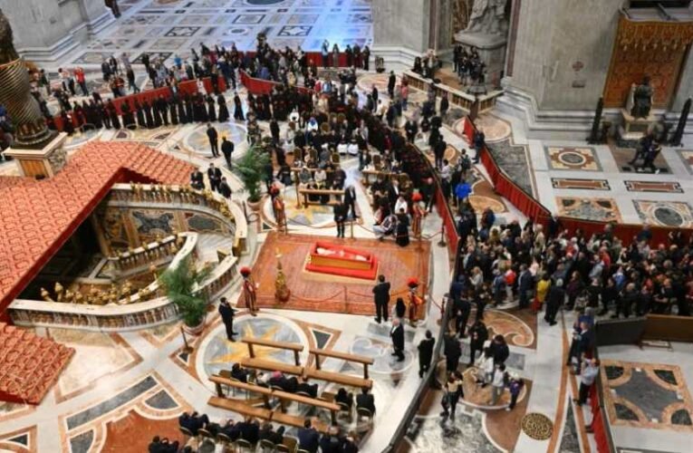 Mintegy 100 ezren várakoznak, hogy elbúcsúzhassanak Ferenc pápától