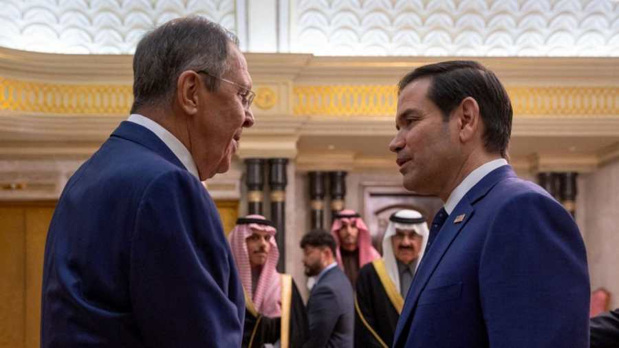 Kiemelt képen: Marco Rubio amerikai külügyminiszter kezet fog Szergej Lavrov orosz külügyminiszterrel (Fotó: AFP)