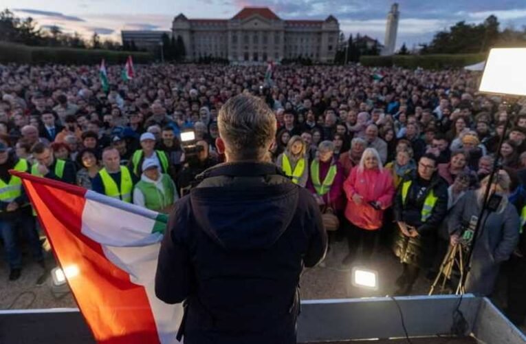Így csalnak a fotókkal Magyar Péter rendezvényein