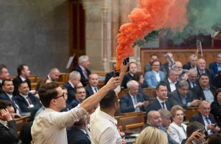 Történelmi lépésre készülhet az Országgyűlés: Hadházy Ákos és a Momentum képviselőinek kitiltásáról döntenek