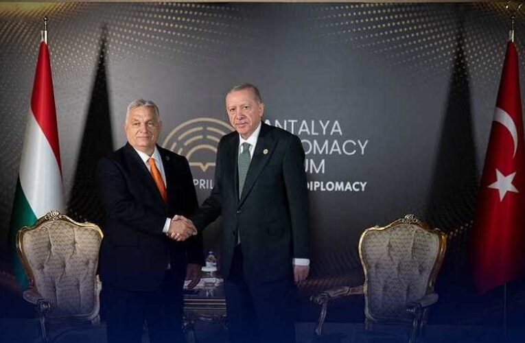 Orbán Viktor Törökországban tárgyal