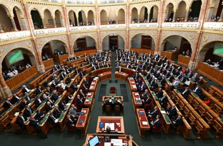 Elfogadta az Országgyűlés az alaptörvény módosítását – az ember férfi vagy nő, a drog és a Pride pedig tilos