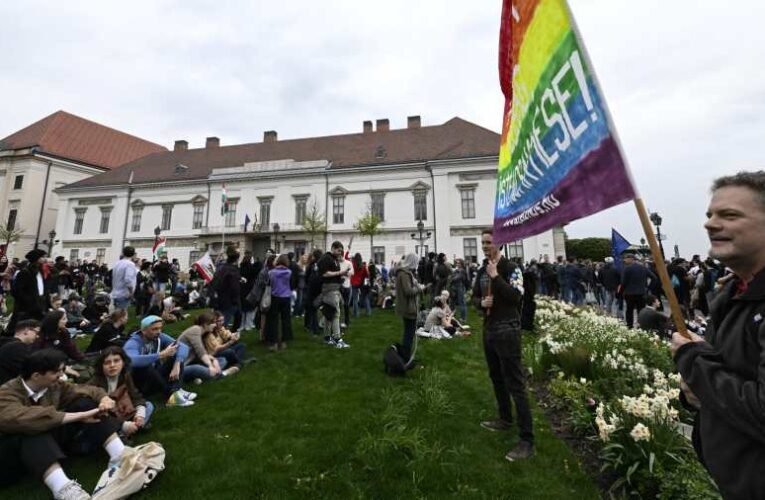 Megbénították Budapestet, aztán letáboroztak a Várban a Pride-párti tüntetők