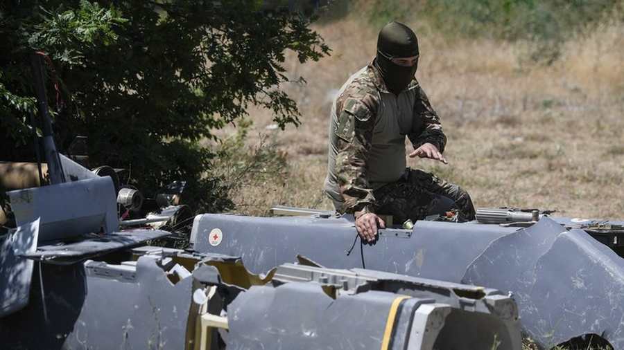 Kiemelt képen: egy orosz szakember egy francia-brit gyártmányú, nagy hatótávolságú Storm Shadow cirkálórakéta darabjait vizsgálja / Fotó: SCALP-EG © Sputnik