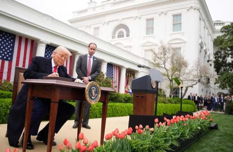 Trump történelmi bejelentést tett: országokra szabott vámokat vetett ki