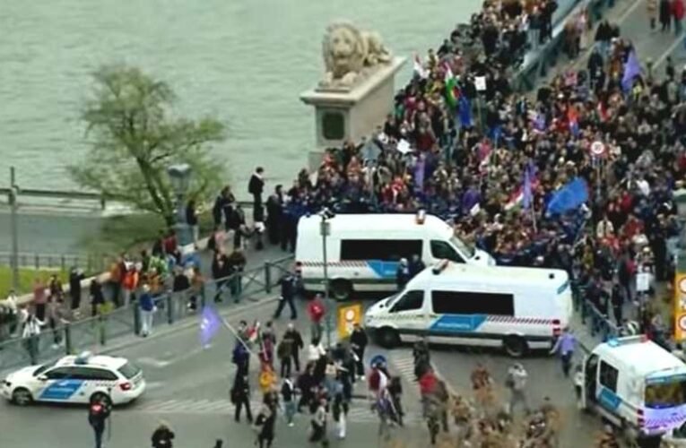 A hétfői Momentum tüntetés mérlege: két rendőr megsérült és több mint 60 ember ellen indult eljárás