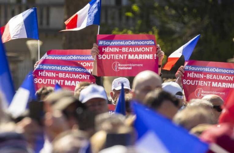 Ezrek tüntettek Párizsban Le Pen mellett (videók)