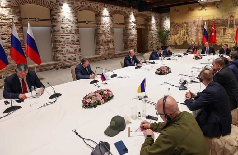 Kijevre várva – Orosz delegáció ölbe tett kézzel Isztambulban