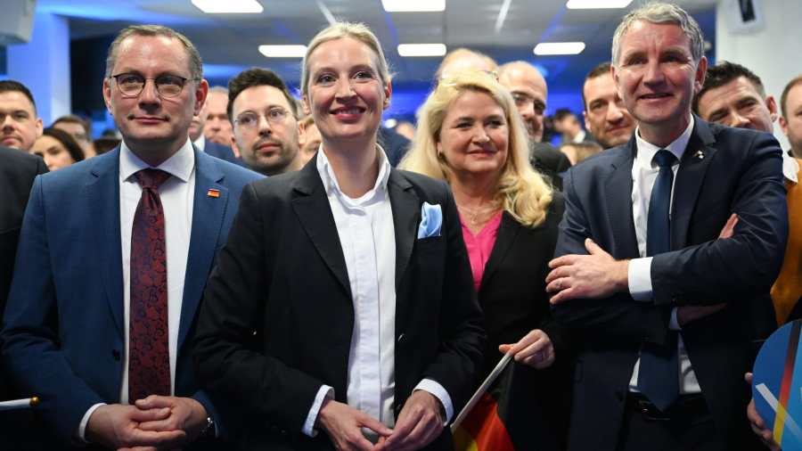 Kiemelt kép: Alice Weidel, az Alternatíva Németországért (AfD) párt társelnöke és kancellárjelöltje (k), Tino Chrupalla (b), a párt másik társelnöke és Björn Höcke, a párt türingiai tartományi parlamenti frakciójának vezetője (j) ünnepel az AfD berlini székházában 2025. február 23-án, miután megérkeztek az előrehozott szövetségi parlamenti választás első exit poll eredményei (Fotó: MTI/EPA/DPA pool/Soeren Stache)