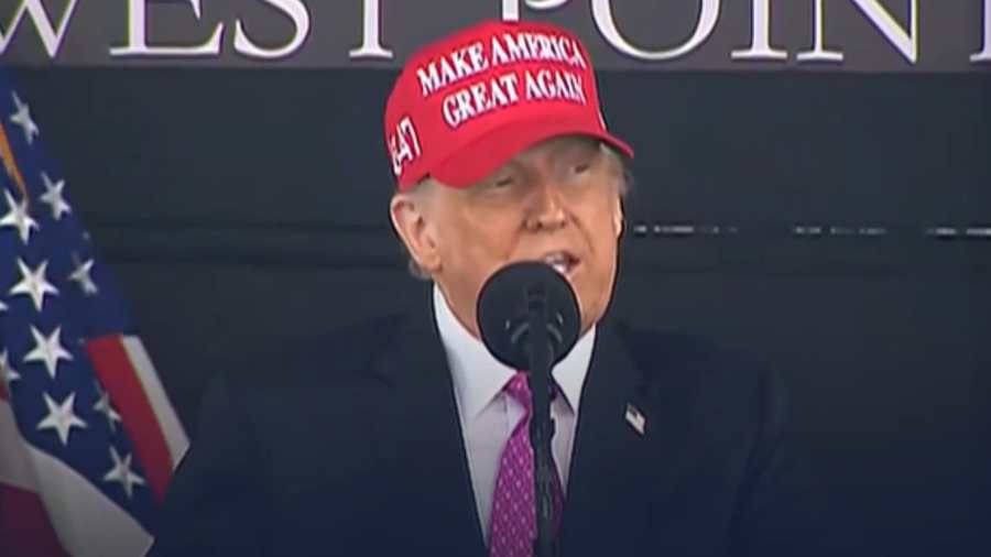 Kiemelt képen: Donald Trump a West Pointon tart beszédet 2025. május 24-én / Fotó: screenshot / NIF