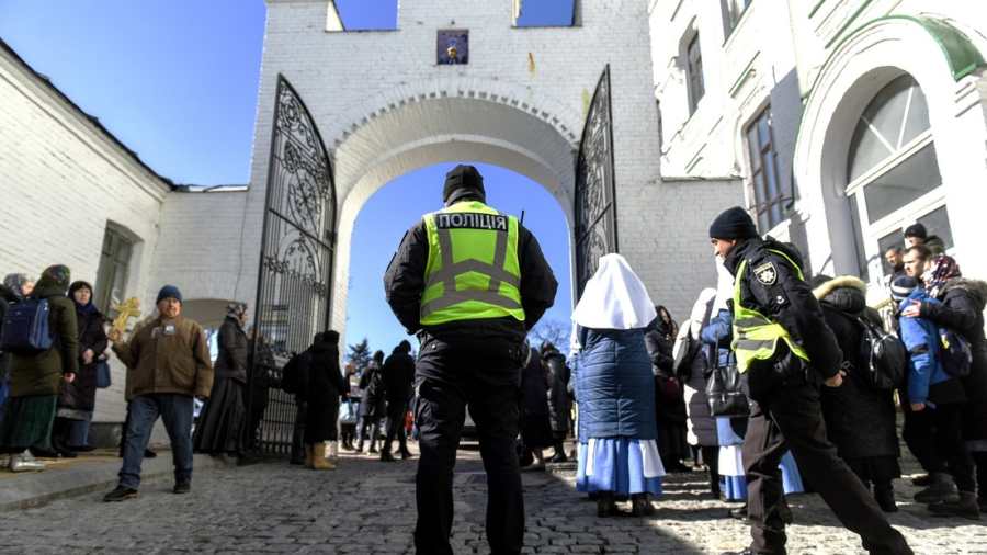 Az ukrán kormány rendőri szervei behatolnak a kijevi Pecserszka Lavra területére / Fotó: TASS © Oleg Petrasjuk