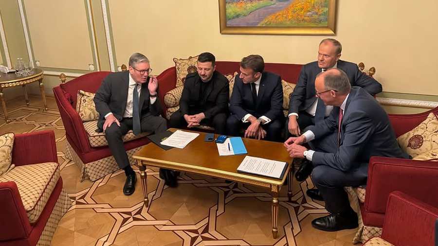 Kiemelt képen:  Zelenszkij a háborúpárti európai vezetők körében 2025. május 10-én Kijevben. Balról jobbra Keir Starmer brit miniszterelnök, Volodimir Zelenszkij ukrán elnök, Emmanuel Macron francia elnök, Donald Tusk lengyel miniszterelnök, és Friedrich Merz német kancellár.