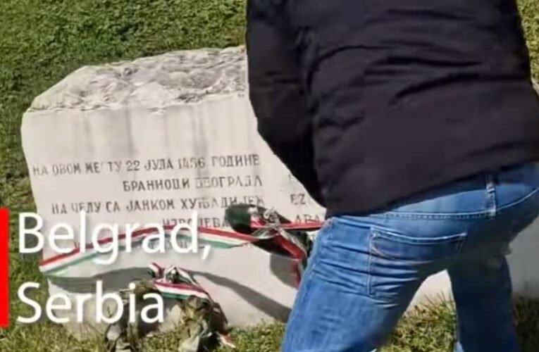 Egy belgrádi román férfi letépte a magyar zászlót a nándorfehérvári emlékkőről (videó)