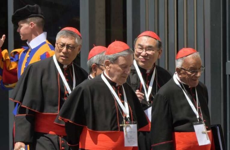 Történelmi konklávéra készülnek mától