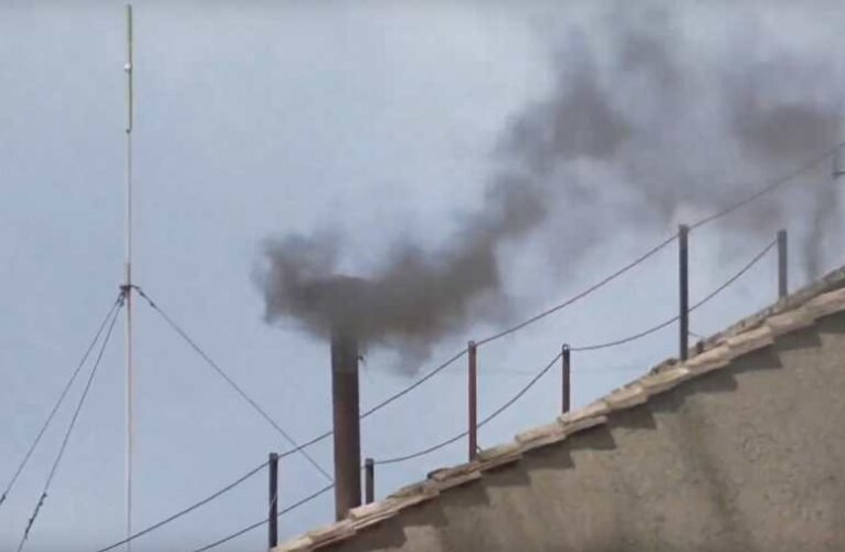 Nincs még új pápa – ismét fekete füst szállt fel